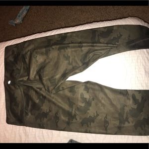 Lululemon wunder under yoga pants!